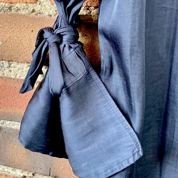 Banana Republic Navy Tie-Cuff Parker Button Up Career Blouse. Small - Picture 9 of 14